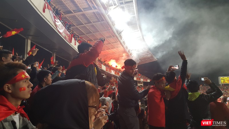 Pháo sáng trên khu vực khán đài B