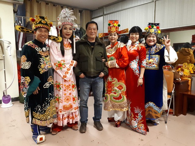 NSND Khải Hưng: Táo Quân 2018 sau khi cắt dựng sẽ rất thú vị ảnh 1 NSND Khải Hưng đến động viên các Táo trong hậu trường ghi hình Táo Quân vừa qua.