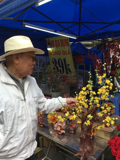 Ông Nguyễn Văn Ngọc đi chợ hoa Hàng Lược là thói quen mỗi dịp Tết đến. Ông Nguyễn Văn Ngọc đi chợ hoa Hàng Lược là thói quen mỗi dịp Tết đến.