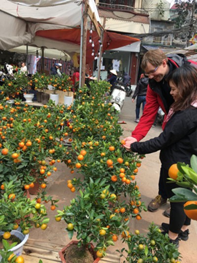 Chị Hoàng Kim Thoa và bạn trai người Đức Christoph Jank đang lựa chọn cây quất để bày Tết. Chị Hoàng Kim Thoa và bạn trai người Đức Christoph Jank đang lựa chọn cây quất để bày Tết.