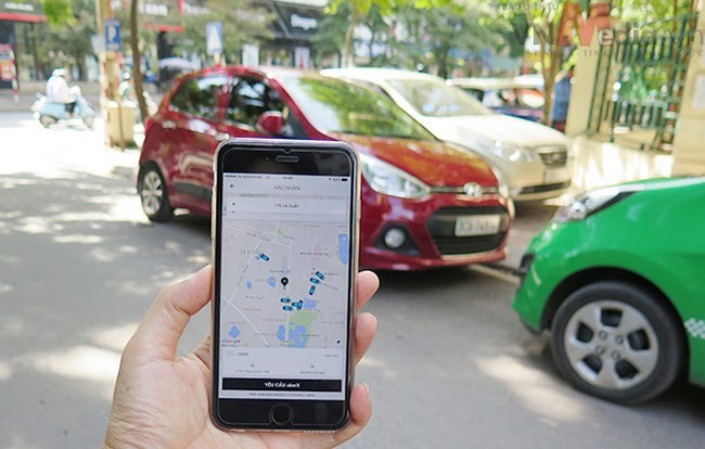 Các hãng taxi truyền thống cho rằng Uber, Grab đang cạnh tranh thiếu lành mạnh, phá giá thị trường. Ảnh: Bộ Công thương