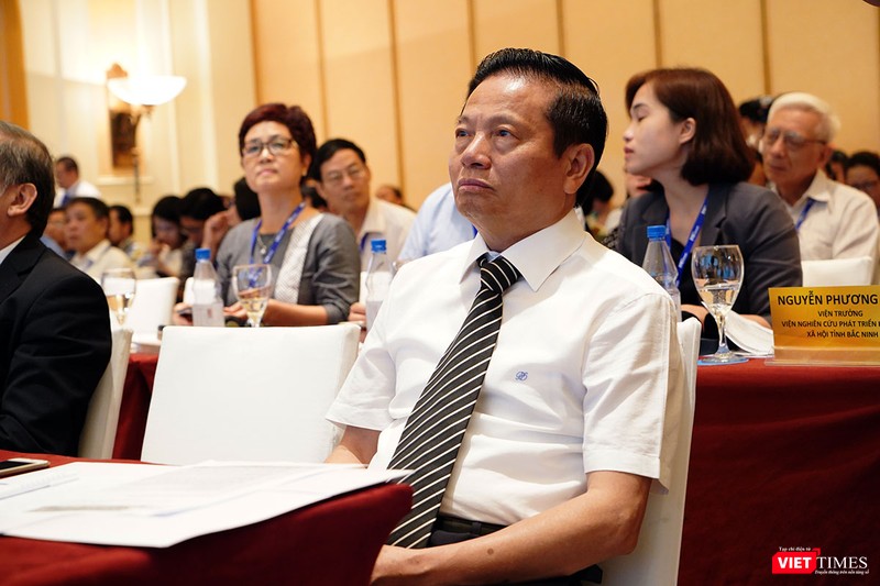 TS. Lê Doãn Hợp, Chủ tịch Danh dự của Hội Truyền thông số Việt Nam rất chú ý các nội dung trình bày về việc tăng hiệu quả tương tác giữa CQNN và người dân (ảnh: Ngô Minh) TS. Lê Doãn Hợp, Chủ tịch Danh dự của Hội Truyền thông số Việt Nam rất chú ý các nội dung trình bày về việc tăng hiệu quả tương tác giữa CQNN và người dân (ảnh: Ngô Minh)