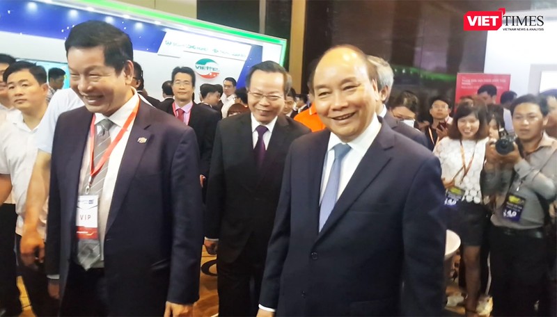 Thủ tướng Nguyễn Xuân Phúc thăm các gian hàng tại triển lãm Công nghiệp 4.0 Thủ tướng Nguyễn Xuân Phúc thăm các gian hàng tại triển lãm Công nghiệp 4.0