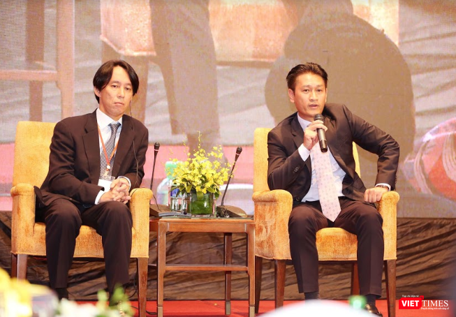 Ông Hồ Thanh Tùng (phải) nhận định đây thực sự là cơ hội lớn cho Việt Nam để vươn lên tạo vị thế mới. Ông Hồ Thanh Tùng (phải) nhận định đây thực sự là cơ hội lớn cho Việt Nam để vươn lên tạo vị thế mới.