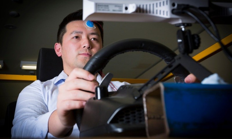 Tác giả chính nghiên cứu sinh Neng Zhang trong mô hình mô phỏng lái xe. Tác giả chính nghiên cứu sinh Neng Zhang trong mô hình mô phỏng lái xe.