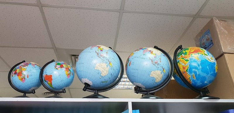 Mặc dù đã bị gỡ bán online, nhưng quả địa cầu vẫn được bày bán tại cửa hàng ở Ukraine (ảnh: Hồ Sỹ Trúc) Mặc dù đã bị gỡ bán online, nhưng quả địa cầu vẫn được bày bán tại cửa hàng ở Ukraine (ảnh: Hồ Sỹ Trúc)