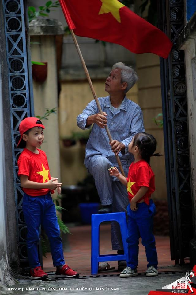 Bức ảnh đạt giải nhất chủ đề Tự hào Việt Nam thuộc về tác giả Trần Thị Phương Hoa, chụp bằng máy Canon 5D Mark II. Bức ảnh đạt giải nhất chủ đề Tự hào Việt Nam thuộc về tác giả Trần Thị Phương Hoa, chụp bằng máy Canon 5D Mark II.