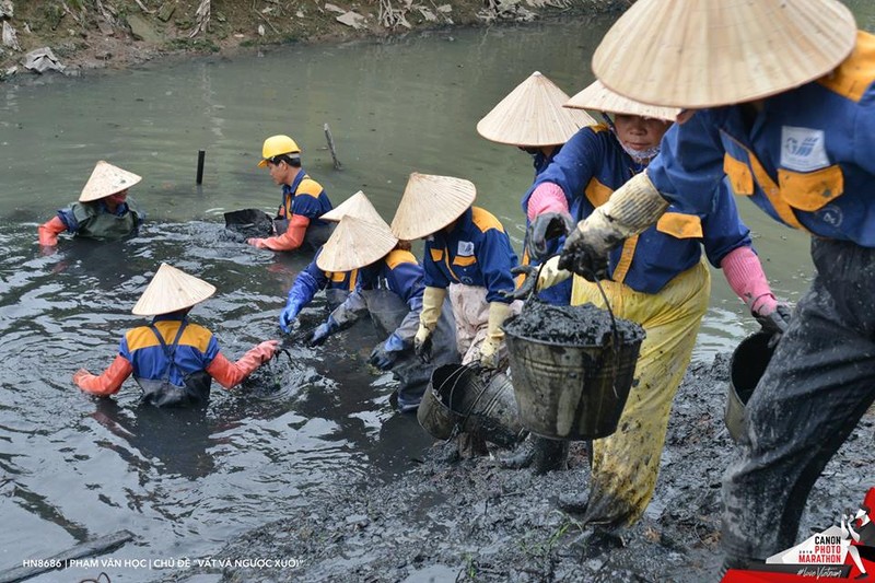 Ảnh đạt giải nhất chủ đề Vất vả ngược xuôi của tác giả Phạm Văn Học, chụp bằng máy Nikon D800E. Ảnh đạt giải nhất chủ đề Vất vả ngược xuôi của tác giả Phạm Văn Học, chụp bằng máy Nikon D800E.
