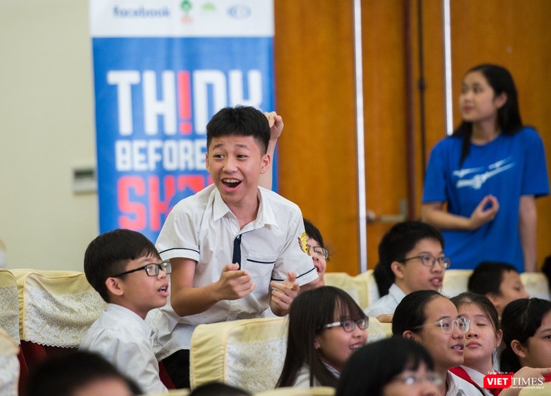 Các học sinh hào hứng tham dự chương trình.