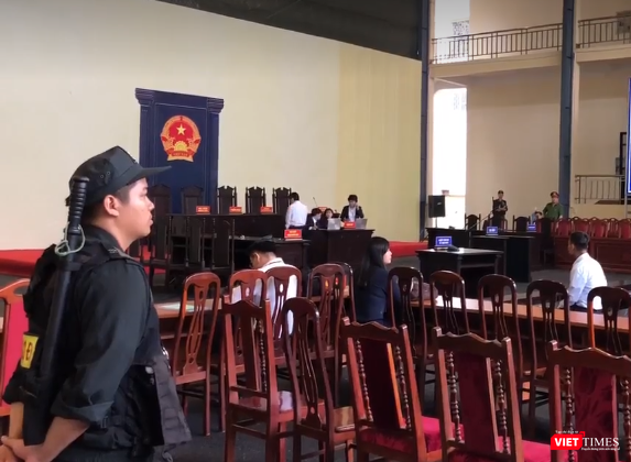An ninh tại phiên tòa được thắt chặt ngay từ sáng sớm. An ninh tại phiên tòa được thắt chặt ngay từ sáng sớm.