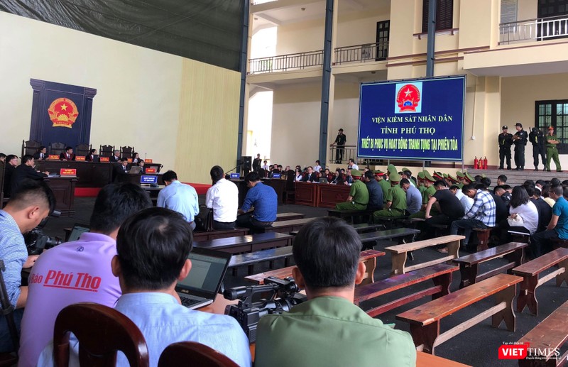 Tại tòa, có hơn 100 cơ quan báo chí tác nghiệp. Sau khi qua cửa an ninh, các phóng viên được dẫn vào phòng báo chí và khu vực tác nghiệp riêng. Tại tòa, có hơn 100 cơ quan báo chí tác nghiệp. Sau khi qua cửa an ninh, các phóng viên được dẫn vào phòng báo chí và khu vực tác nghiệp riêng.