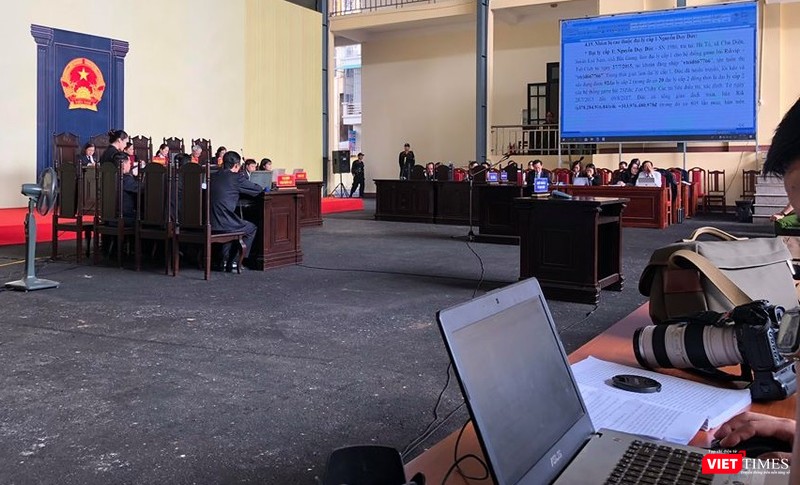 Cáo trạng của Viện KSND tỉnh Phú Thọ được công bố chi tiết trên màn hình lớn tại phiên xét xử trong ngày xét xử thứ hai.