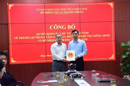 Chủ tịch UBND Phan Ngọc Thọ trao Quyết định thành lập Trung tâm Giám sát, điều hành đô thị thông minh. Chủ tịch UBND Phan Ngọc Thọ trao Quyết định thành lập Trung tâm Giám sát, điều hành đô thị thông minh.