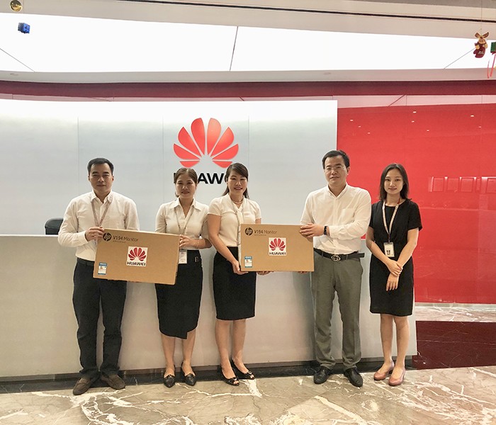 Huawei trao tặng máy tính cho các trường học ở vùng sâu, vùng xa với mong muốn góp phần bắc cây cầu số đưa các em đến với máy tính, Internet và tiếp cận các tri thức mới. Huawei trao tặng máy tính cho các trường học ở vùng sâu, vùng xa với mong muốn góp phần bắc cây cầu số đưa các em đến với máy tính, Internet và tiếp cận các tri thức mới.