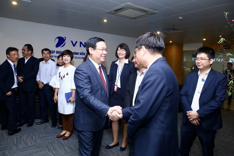 Phó Thủ tướng Vương Đình Huệ chúc Tết các CBCNV của VNPT trong buổi làm việc đầu năm mới. Phó Thủ tướng Vương Đình Huệ chúc Tết các CBCNV của VNPT trong buổi làm việc đầu năm mới.