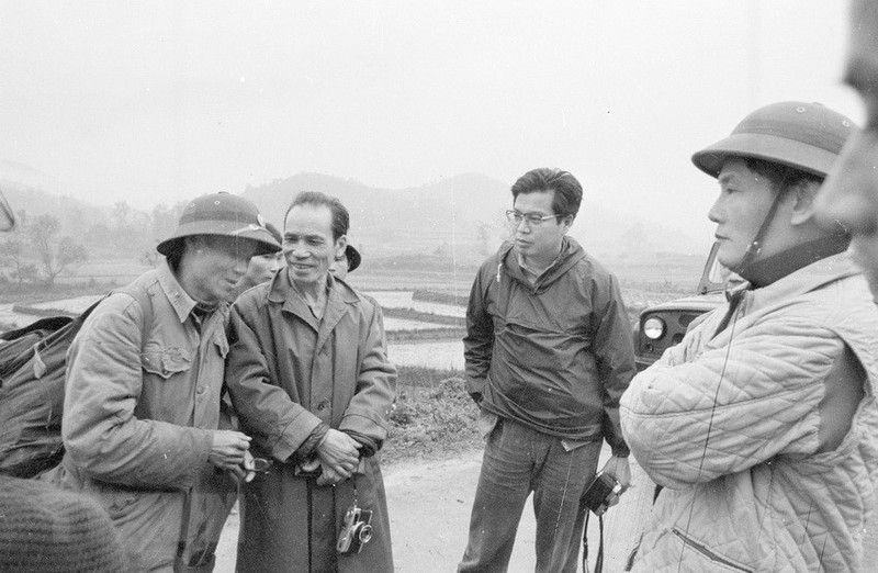 Phóng viên Isao Takano (đeo kính) của báo Akahata - cơ quan ngôn luận của Đảng Cộng sản Nhật Bản đi đưa tin tại thị xã Lạng Sơn những ngày đầu của cuộc chiến đấu. (Ảnh: Minh Đạo/TTXVN) Phóng viên Isao Takano (đeo kính) của báo Akahata - cơ quan ngôn luận của Đảng Cộng sản Nhật Bản đi đưa tin tại thị xã Lạng Sơn những ngày đầu của cuộc chiến đấu. (Ảnh: Minh Đạo/TTXVN)