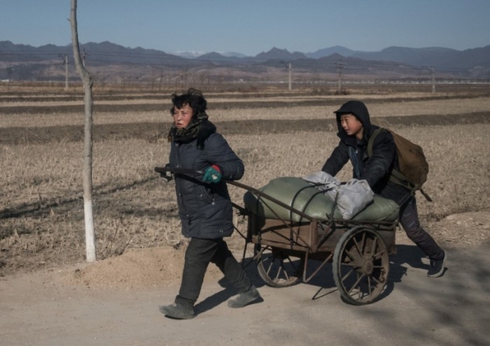 Tỉnh Hàm Kinh Bắc, Triều Tiên tháng 9/2017. Các phương tiện giao thông hiện đại rất hiếm thấy ở khu vực ngoài thủ đô Bình Nhưỡng