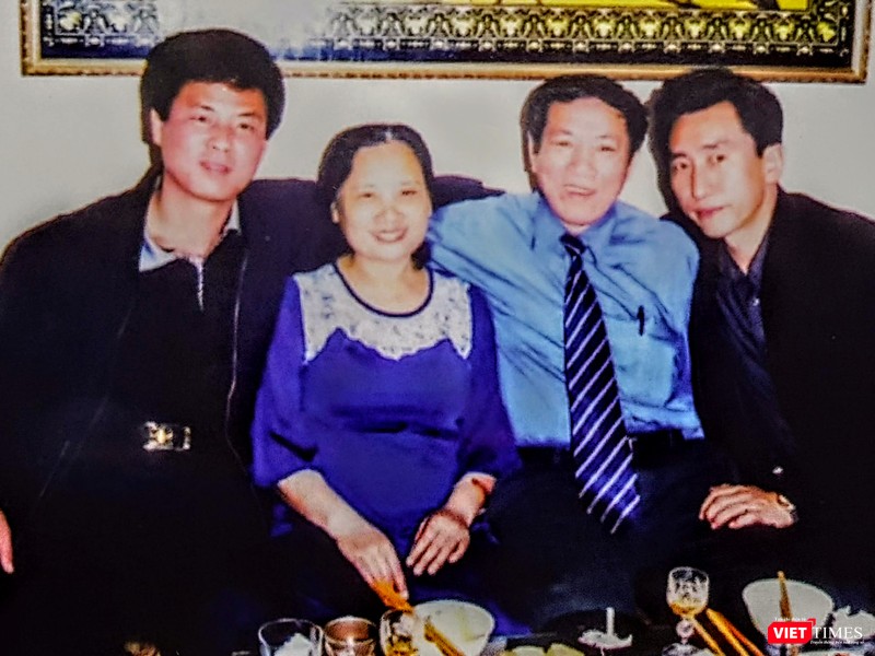 Đại tá Trần Nhung (thứ hai phải sang) cùng phu nhân trong cuộc gặp các nhà ngoại giao Triều Tiên nhân ngày Tết cổ truyền của Việt Nam.