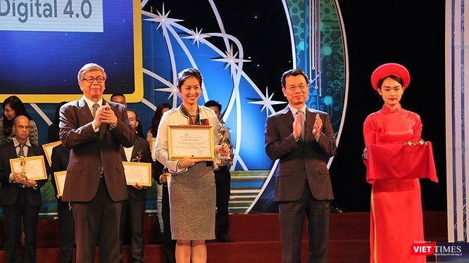 Bộ trưởng Bộ Thông tin và Truyền thông Nguyễn Mạnh Hùng và Giáo sư Viện sĩ Đặng Vũ Minh - Chủ tịch Liên hiệp các hội KHKT Việt Nam trao giải thưởng cho các đơn vị có ứng dụng công nghệ số xuất sắc tại Lễ trao Giải thưởng VDA 2018. Bộ trưởng Bộ Thông tin và Truyền thông Nguyễn Mạnh Hùng và Giáo sư Viện sĩ Đặng Vũ Minh - Chủ tịch Liên hiệp các hội KHKT Việt Nam trao giải thưởng cho các đơn vị có ứng dụng công nghệ số xuất sắc tại Lễ trao Giải thưởng Công nghệ số Việt Nam 2018.