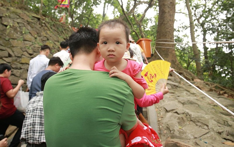 Nhiều trẻ nhỏ tỏ ra mệt mỏi khi phải chen chúc trong biển người - Ảnh: Kingpro