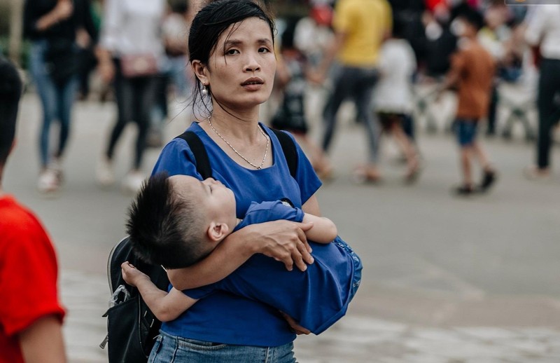 Nhiều trẻ nhỏ tỏ ra mệt mỏi khi phải chen chúc trong biển người đổ về đất Tổ.