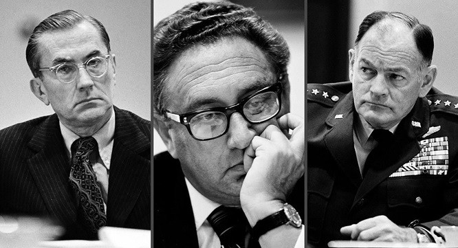 Giám đốc CIA William Colby, Ngoại trưởng Henry Kissinger và Chủ tịch Hội đồng tham mưu Liên quân George Brown (từ trái sang phải), khi nhận "tin xấu" từ Việt Nam vào tối ngày 28/4/1975 (giờ Mỹ). Ảnh: Nhiếp ảnh gia David Hume Kennerly