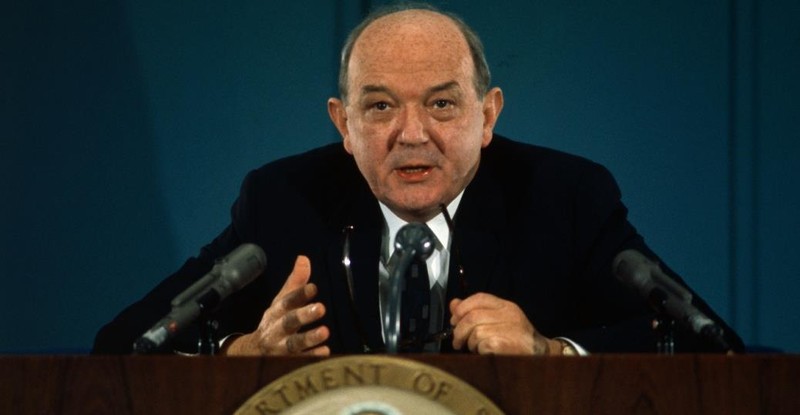 Bộ trưởng Ngoại giao Dean Rusk nói chuyện trong một cuộc họp báo