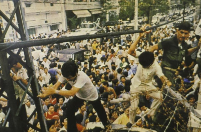 Đám đông trèo tường vào tòa đại sứ tại Sài Gòn Đám đông trèo tường vào tòa đại sứ tại Sài Gòn