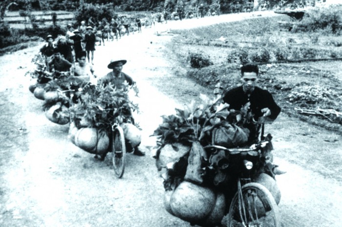 Trong chiến thắng vĩ đại Điện Biên Phủ, không thể không nhắc tới sự đóng góp của những chàng trai, cô gái dân công hỏa tuyến với những chiếc xe đạp thồ chở hàng ngàn tấn lương thực vào chiến trường. Trong chiến thắng vĩ đại Điện Biên Phủ, không thể không nhắc tới sự đóng góp của những chàng trai, cô gái dân công hỏa tuyến với những chiếc xe đạp thồ chở hàng ngàn tấn lương thực vào chiến trường.