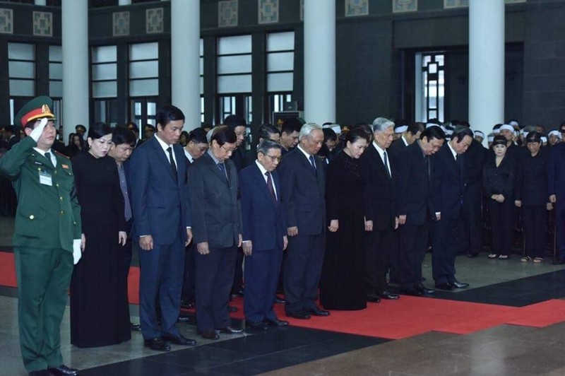 Đoàn Quốc hội do đồng chí Nguyễn Thị Kim Ngân, Ủy viên Bộ Chính trị, Chủ tịch Quốc hội làm Trưởng đoàn vào viếng đồng chí Lê Đức Anh.