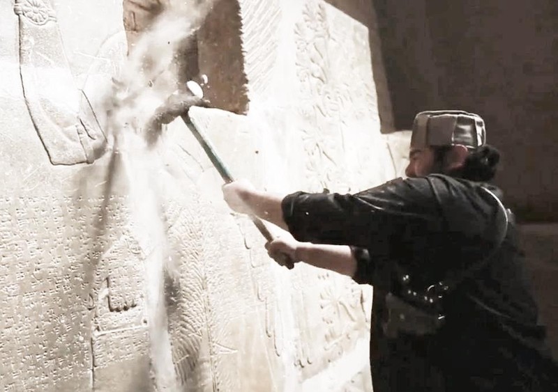 Các cổ vật bị IS phá hủy trong các nhà bảo tàng ở Mosul. Ảnh: The Independent Các cổ vật bị IS phá hủy trong các nhà bảo tàng ở Mosul. Ảnh: The Independent