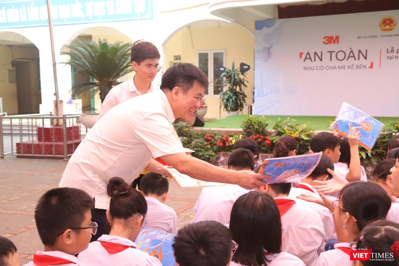 Ông Hoàng Văn Tiến – Giám đốc Quỹ Bảo trợ trẻ em Việt Nam trao món quà nâng cao khả năng tự bảo vệ cho các em học sinh Ông Hoàng Văn Tiến – Giám đốc Quỹ Bảo trợ trẻ em Việt Nam trao món quà nâng cao khả năng tự bảo vệ cho các em học sinh