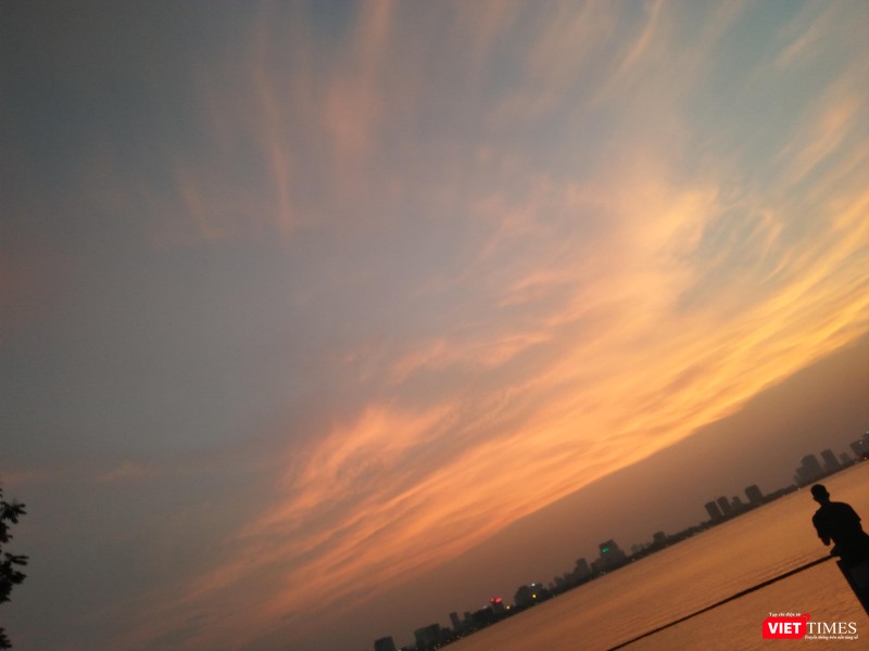 Hiện tượng kỳ thú trong ráng chiều hoàng hôn Tây Hồ, Hà Nội với hình ảnh một chú phượng hoàng lửa đang sải cánh. Hiện tượng kỳ thú trong ráng chiều hoàng hôn Tây Hồ, Hà Nội với hình ảnh một chú phượng hoàng lửa đang sải cánh.