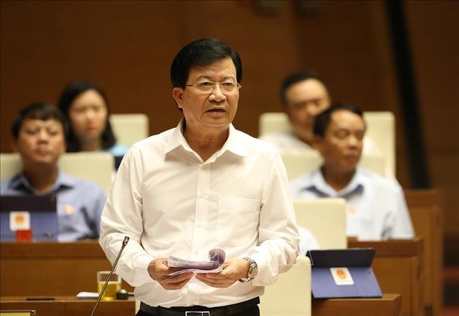 Phó Thủ tướng Chính phủ Trịnh Đình Dũng trả lời chất vấn thuộc trách nhiệm của Chính phủ.