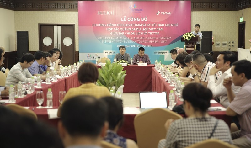 Lễ ký kết bản ghi nhớ hợp tác quảng bá du lịch Việt Nam qua video và khởi động chương trình quảng bá du lịch Việt Nam bằng công cụ video mang tên HelloVietnam. Lễ ký kết bản ghi nhớ hợp tác quảng bá du lịch Việt Nam qua video và khởi động chương trình quảng bá du lịch Việt Nam bằng công cụ video mang tên HelloVietnam.