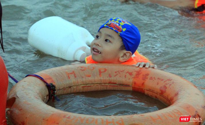 Các dụng cụ bơi được trang bị rất đầy đủ Các dụng cụ bơi được trang bị rất đầy đủ