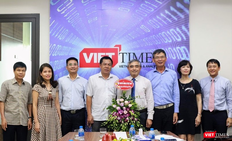 Chủ tịch Nguyễn Minh Hồng (thứ tư, phải sang) cùng Phó Chủ tịch Nguyễn Văn Hảo (thứ ba, phải sang), Phó Tổng Thư ký Vũ Kiêm Văn (bìa phải) và Trưởng ban Hội viên Bùi Như Uyên (bìa trái) đại diện Ban lãnh đạo Hội Truyền thông số chúc mừng các Phóng viên, Biên tập viên của VietTimes.