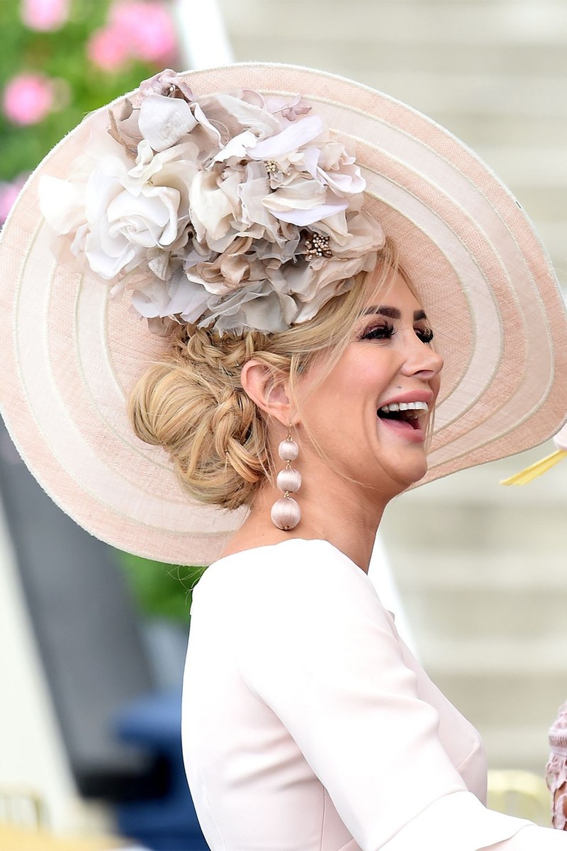 Ca sỹ Adele tham dự Royal Ascot trong chiếc mũ sọc trắng và hồng nhạt với những điểm nhấn hoa ấn tượng. Ca sỹ Adele tham dự Royal Ascot trong chiếc mũ sọc trắng và hồng nhạt với những điểm nhấn hoa ấn tượng.