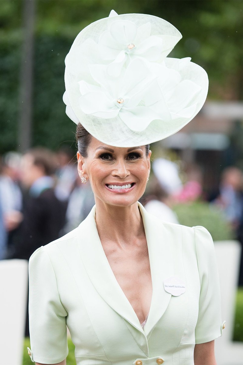 Isabell Kristensen trong chiếc mũ màu trắng như một bông hoa Lily khổng lồ. Isabell Kristensen trong chiếc mũ màu trắng như một bông hoa Lily khổng lồ.
