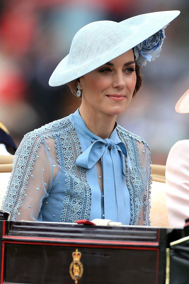 Công nương Kate Middleton trong chiếc mũ Philip Treacy màu xanh nhạt với trang trí hoa. Công nương Kate Middleton trong chiếc mũ Philip Treacy màu xanh nhạt với trang trí hoa.