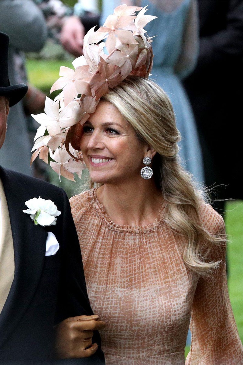 Nữ hoàng Maxima của Hà Lan trong chiếc mũ màu hồng ửng đầy hoa. Nữ hoàng Maxima của Hà Lan trong chiếc mũ màu hồng ửng đầy hoa.