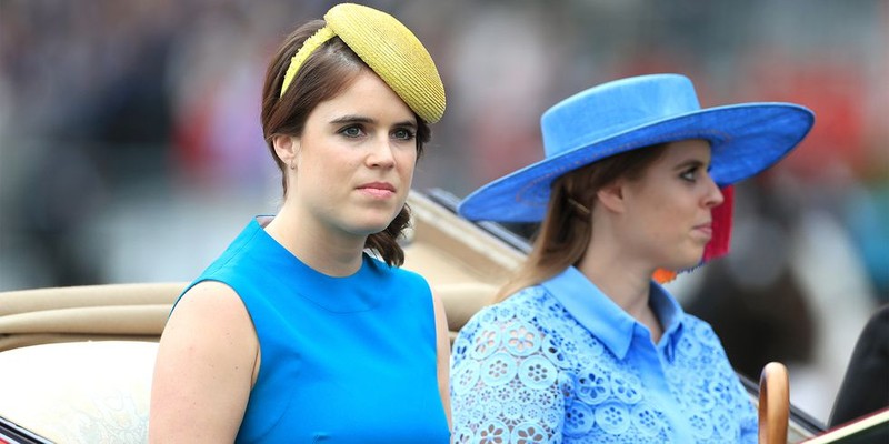Công chúa Eugenie của xứ York (trái) trong chiếc mũ màu vàng và Công chúa Beatrice của xứ York (phải) trong chiếc mũ rộng vành màu xanh rực rỡ phù hợp với chiếc váy ren của cô. Công chúa Eugenie của xứ York (trái) trong chiếc mũ màu vàng và Công chúa Beatrice của xứ York (phải) trong chiếc mũ rộng vành màu xanh rực rỡ phù hợp với chiếc váy ren của cô.