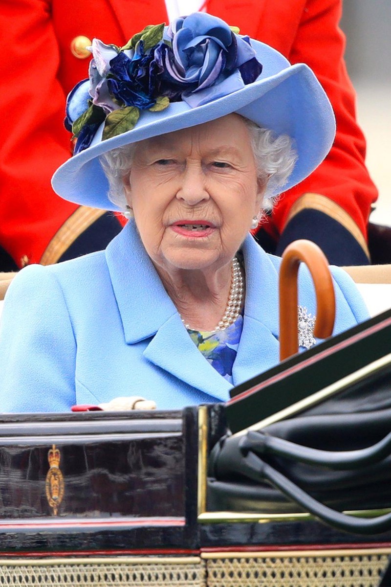 Nữ hoàng Elizabeth II trong chiếc mũ periwinkle với điểm nhấn hoa màu xanh phù hợp với chiếc váy của bà. Nữ hoàng Elizabeth II trong chiếc mũ periwinkle với điểm nhấn hoa màu xanh phù hợp với chiếc váy của bà.