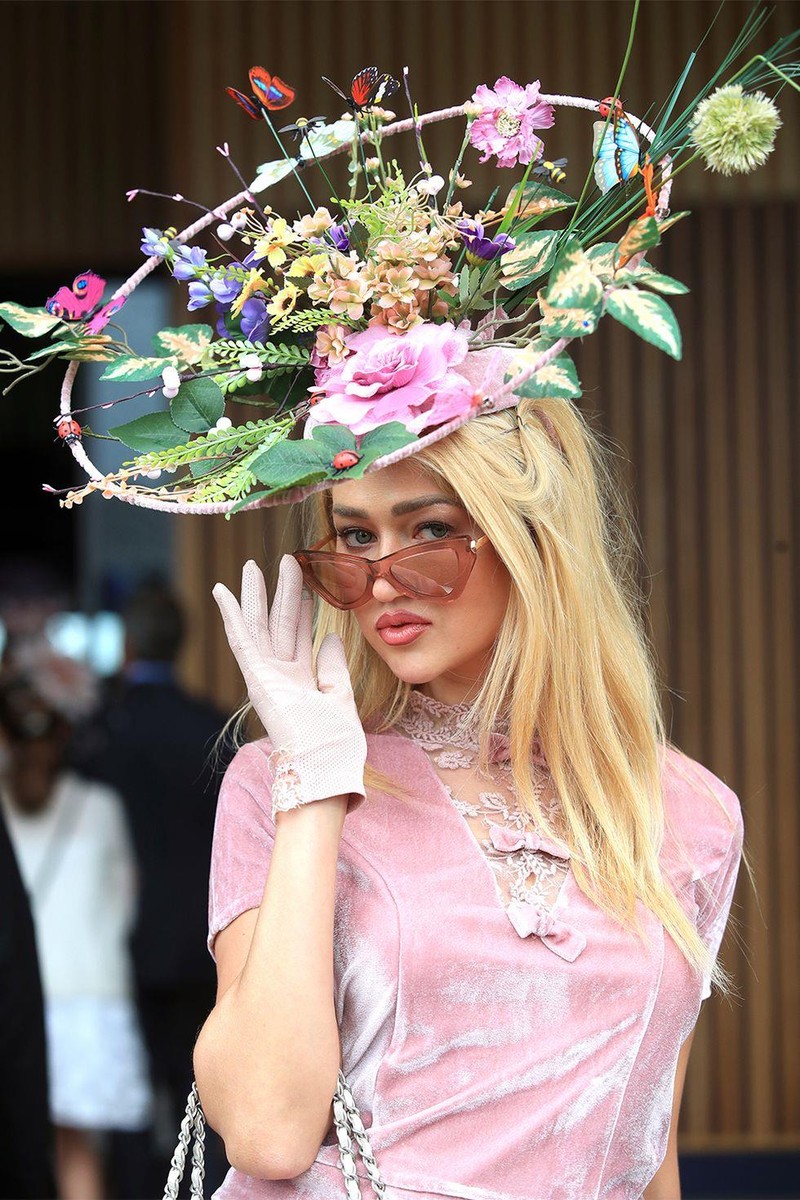 Angelina Kali trong chiếc mũ hoa tròn, nhiệt đới khiến chúng ta mơ về mùa hè. Angelina Kali trong chiếc mũ hoa tròn, nhiệt đới khiến chúng ta mơ về mùa hè.