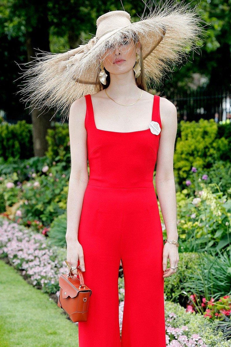 Flora Macdonald Johnston trong chiếc mũ rơm quá khổ với vành rộng cực lớn. Flora Macdonald Johnston trong chiếc mũ rơm quá khổ với vành rộng cực lớn.