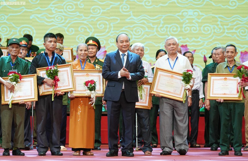Thủ tướng trao Bằng khen cho các thương binh nặng tiêu biểu. Thủ tướng trao Bằng khen cho các thương binh nặng tiêu biểu.