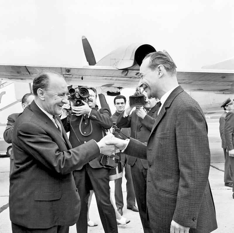 Alexander Dubček (phải) tại phi trường Budapest tháng 6-1968 - Ảnh tư liệu Alexander Dubček (phải) tại phi trường Budapest tháng 6-1968 - Ảnh tư liệu