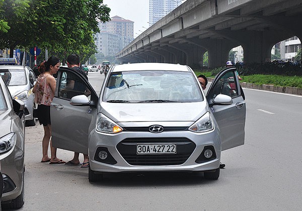 Dù đã bỏ quy định “gắn mào” trên nóc xe, nhưng tại dự thảo, Bộ lại đề xuất dán chữ phản quang trên kính trước và sau nhằm dễ nhận diện.