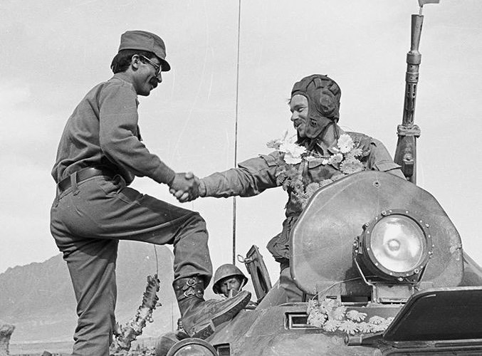 Tập đoàn quân số 40 của Liên Xô bắt đầu triển khai tại Afghanistan ngày 25/12/1979. Vào giữa thập niên 1980, binh lính Liên Xô đóng tại đây tăng lên tới 108.800 người, chiến tranh đã lan ra khắp lãnh thổ quốc gia Nam Á này. Tập đoàn quân số 40 của Liên Xô bắt đầu triển khai tại Afghanistan ngày 25/12/1979. Vào giữa thập niên 1980, binh lính Liên Xô đóng tại đây tăng lên tới 108.800 người, chiến tranh đã lan ra khắp lãnh thổ quốc gia Nam Á này.