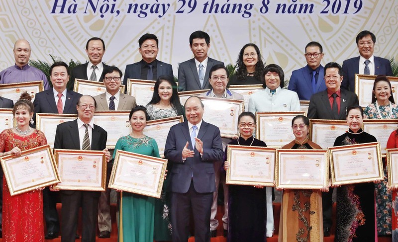 Thủ tướng trao tặng danh hiệu NSND cho các cá nhân có nhiều đóng góp cho sự nghiệp xây dựng và phát triển nền văn hóa của dân tộc. Thủ tướng trao tặng danh hiệu NSND cho các cá nhân có nhiều đóng góp cho sự nghiệp xây dựng và phát triển nền văn hóa của dân tộc.